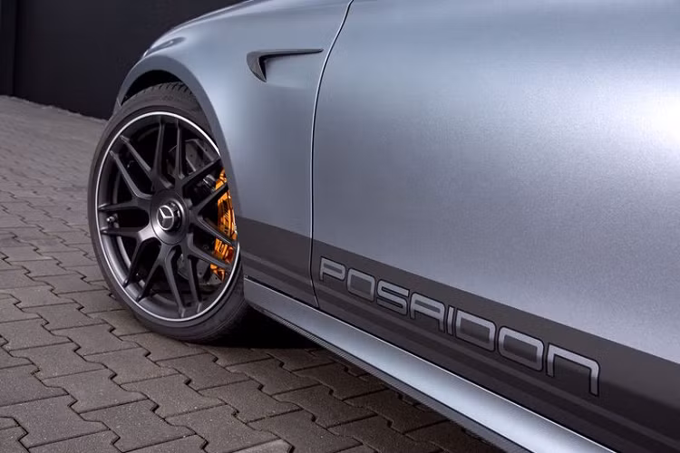 Tuy nhiên, đối với những khách hàng không muốn một chiếc Mercedes-AMG E63 S quá mạnh so với bản gốc, Posaidon cũng có những nâng cấp nhẹ nhàng, ví dụ như gói PowerBox giúp nâng công suất lên mức 707 mã lực và mô-men xoắn đạt 1.000 Nm.