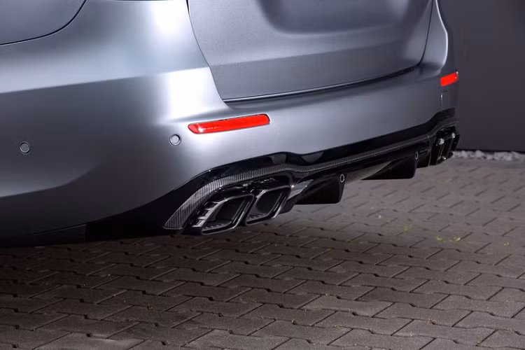 Với các điều chỉnh từ Posaidon, chiếc xe gia đình Mercedes-AMG E63 S sở hữu mức công suất lên tới 940 mã lực và mô-men xoắn cực đại 1.280 Nm. Điều đó có nghĩa là chiếc xe sang đến từ Đức có thể tăng tốc từ 0 - 100 km/h trong vòng chưa đến 3 giây.