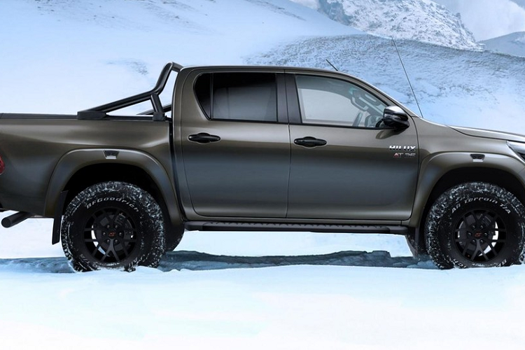 Tuy nhiên, gói độ này chỉ dành cho những ai đang sở hữu Toyota Hilux Invincible X Double Cab 2021 tại thị trường Anh. Tại thị trường Anh, gói độ AT35 có giá lên đến 18.780 Bảng (khoảng 594 triệu đồng), chưa kể chi phí mua xe Hilux Invincible X Double Cab 2021. Nếu kể cả chi phí mua xe, cmức giá xe Toyota Hilux AT35 2021 lên đến 63.000 Bảng (1,99 tỷ đồng).