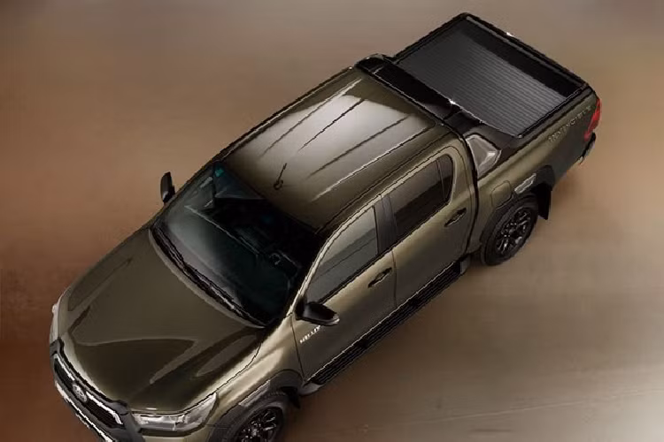 Thêm vào đó là vai bò trên thùng sau, chắn bùn trước/sau mới, bậc lên xuống mở rộng, tem chữ nổi AT35 và đề-can 30th Anniversary như dấu hiệu nhận biết cho phiên bản độ của Toyota Hilux 2021. Khi mua mẫu xe bán tải độ này, khách hàng có thể chọn thêm tấm ốp bên dưới gầm, dải đèn Vision X trên lưới tản nhiệt và nắp thùng sau Truxedo.