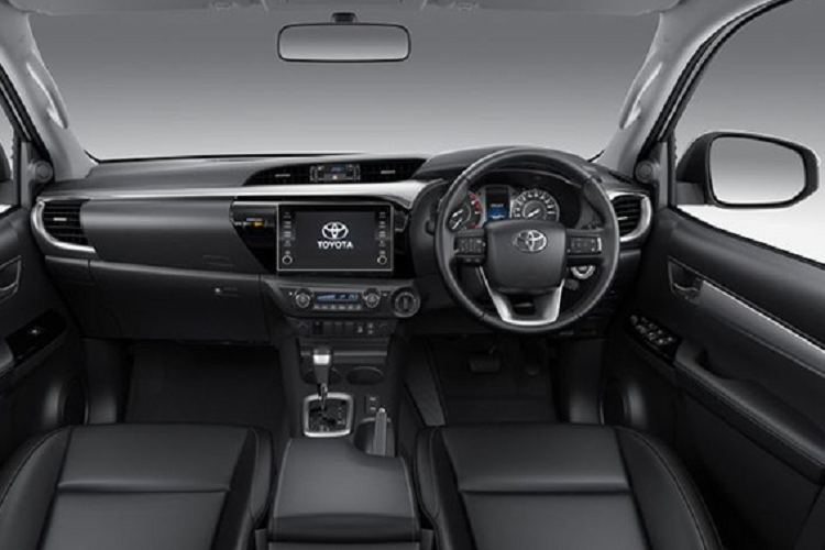 Riêng mặt bên trong của hốc bánh đã được thay đổi thiết kế để phù hợp với bộ vành hợp kim Arctic Trucks 17 inch và lốp BFGoodrich KO2 All-Terrain 35 inch, chạy mọi địa hình. Hãng độ Arctic Trucks cho biết, lốp này mang đến cảm giác lái an tâm hơn khi chạy trên những bề mặt yếu. Những "phượt thủ" thực thụ có thể chọn lốp BFGoodrich KM3 Mud-Terrain, đi kèm bộ bơm lốp và máy bơm lốp hiệu suất cao 12 V nằm trong khoang động cơ.