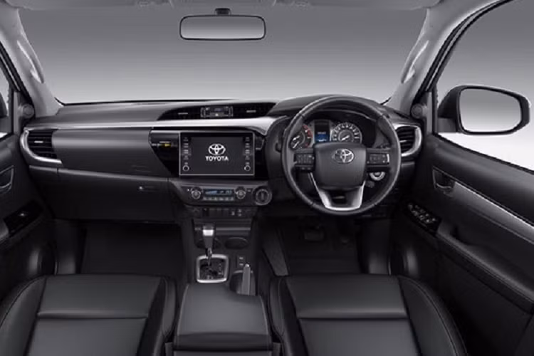 Riêng mặt bên trong của hốc bánh đã được thay đổi thiết kế để phù hợp với bộ vành hợp kim Arctic Trucks 17 inch và lốp BFGoodrich KO2 All-Terrain 35 inch, chạy mọi địa hình. Hãng độ Arctic Trucks cho biết, lốp này mang đến cảm giác lái an tâm hơn khi chạy trên những bề mặt yếu. Những "phượt thủ" thực thụ có thể chọn lốp BFGoodrich KM3 Mud-Terrain, đi kèm bộ bơm lốp và máy bơm lốp hiệu suất cao 12 V nằm trong khoang động cơ.