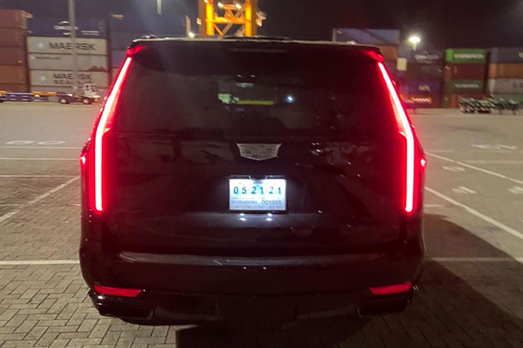 Ngoài mê siêu xe, doanh nhân quê Hải Dương nhưng hiện đang sinh sống ở quận 12, TP HCM lại là người nổi tiếng cưng chiều vợ hết mực. Vợ bảo thích xe mui trần, Hoàng Kim Khánh liền mạnh tay bỏ ra hơn 32 tỷ đồng để mua Ferrari 488 Pista Spider, khi sắm 1 trong 2 chiếc xe McLaren Senna trên thế giới sở hữu màu Cerberus Pearl, đại gia ngành thẩm mỹ liên đặt biển số tên của vợ. 