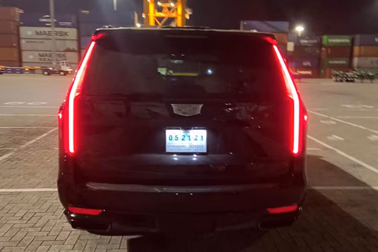 Ngoài mê siêu xe, doanh nhân quê Hải Dương nhưng hiện đang sinh sống ở quận 12, TP HCM lại là người nổi tiếng cưng chiều vợ hết mực. Vợ bảo thích xe mui trần, Hoàng Kim Khánh liền mạnh tay bỏ ra hơn 32 tỷ đồng để mua Ferrari 488 Pista Spider, khi sắm 1 trong 2 chiếc xe McLaren Senna trên thế giới sở hữu màu Cerberus Pearl, đại gia ngành thẩm mỹ liên đặt biển số tên của vợ. 