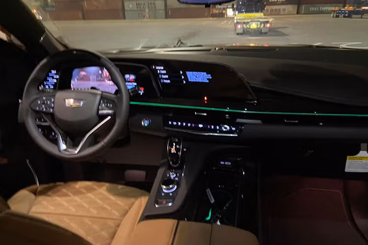 Được biết vị đại gia siêu xe đình đám này đã xuống tiền để nhanh chóng để sớm có xe Cadillac Escalade ESV Sport 2021 chạy. Lý do cho việc doanh nhân quận 12 yêu cầu người bán tìm xe cho mình là vì vợ muốn đi "phượt" nhưng không tiện ngồi siêu xe đường dài vì đau lưng. 