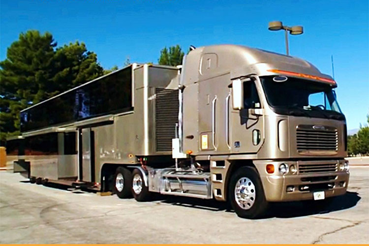 Chiếc xe này từng thuộc sở hữu của ngôi sao Hollywood - Will Smith, người đã đặt mua nguyên mẫu và tùy chỉnh nó trong năm 2000 để rồi sử dụng làm ngôi nhà di động tại các phim trường của mình trong nhiều năm sau đó. Ngày nay, The Heat của Will Smith vẫn là chiếc RV cao nhất, rộng nhất, và xa xỉ nhất trên thế giới, ít nhất là theo Ronald Anderson.