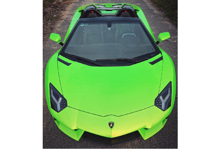 Số lượng dòng siêu xe mui trần Lamborghini Aventador LP700-4 tại Việt Nam chỉ có khoảng 4 chiếc và tất cả đều mang tông màu trắng. Tuy nhiên, mới đây, hình ảnh một chiếc xe Lamborghini Aventador LP700-4 Roadster mang tông màu xanh lá đã được chia sẻ lên mạng khiến không ít người tò mò.