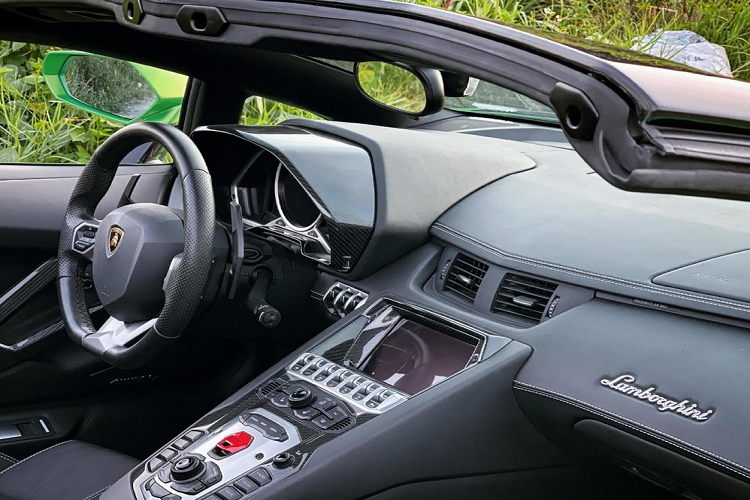 Đa phần những chiếc siêu xe Lamborghini tại Việt Nam có bộ áo màu xanh cốm là Murcielago hay Huracan, đây là lần hiếm hoi 1 chiếc xe Aventador sở hữu bộ áo xanh lá dù được dán bằng đề-can. Điểm ấn tượng trên dòng xe Lamborghini Aventador LP700-4 Roadster chính là phần mui xe có thể dễ dàng tháo lắp bằng tay để biến chiếc xe từ bản Coupe sang mui trần và ngược lại.