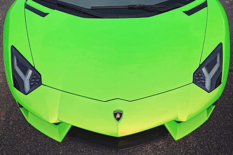 Hình ảnh do một người chuyên mua bán xe sang ở Sài thành chia sẻ cho thấy, chiếc siêu xe Lamborghini Aventador LP700-4 mui trần mang tông màu xanh lá nổi bần bật được tiết lộ mới thay áo bằng phương pháp dán đề-can. Cả 4 chiếc Lamborghini Aventador LP700-4 mui trần tại Việt Nam đều có màu sơn nguyên bản là trắng