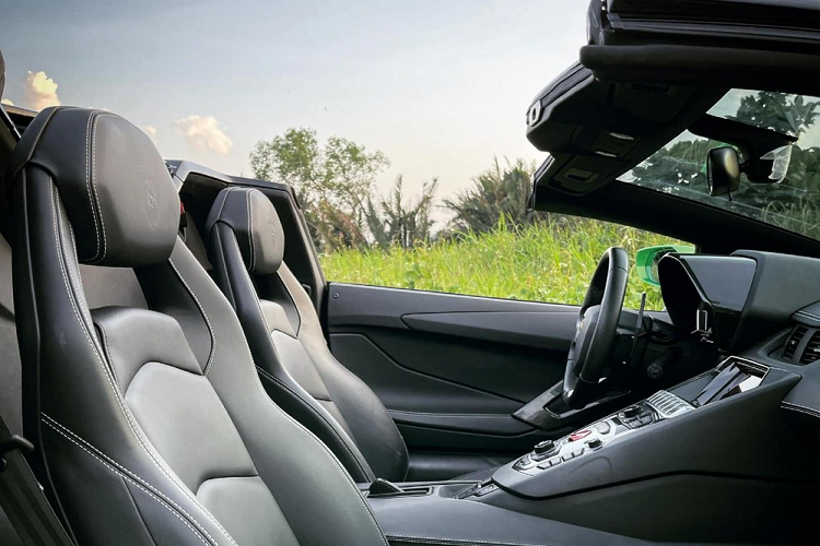 Phần mui của siêu xe Lamborghini Aventador LP700-4 Roadster được chia thành hai phần riêng biệt, mỗi mui chỉ nặng 6 kg do làm từ carbon.