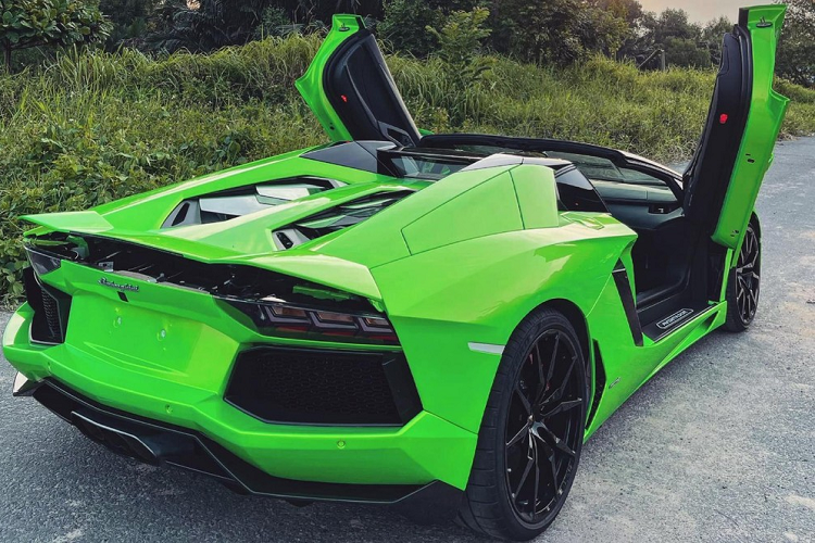 Siêu xe Lamborghini Aventador LP700-4 mui trần sử dụng động cơ V12, dung tích 6.5 lít, sản sinh công suất tối đa 700 mã lực tại vòng tua máy 8.250 vòng/phút và mô-men xoắn cực đại 690 Nm tại vòng tua máy 5.500 vòng/phút.