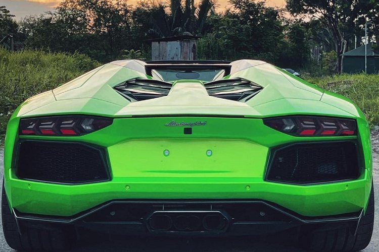 Chủ nhân của siêu xe mui trần này có thể tháo mui bằng tay và để vào khoang hành lý phía trước của xe, thời gian hoàn thành việc tháo hay lắp mui sẽ tuỳ vào độ nhanh nhẹn nhưng nhanh nhất cũng phải trên 20 giây.