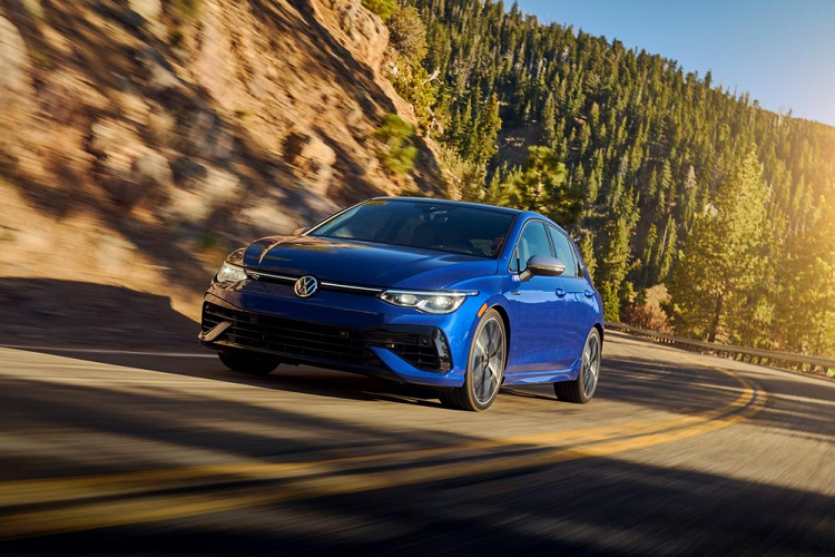 Tại triển lãm Ô tô Chicago 2021, Volkswagen không chỉ giới thiệu Golf GTI mới mà còn vén màn cả Golf R 2022. Tương tự phiên bản dành cho thị trường châu Âu, Volkswagen Golf R 2022 mới tại Mỹ cũng được trang bị động cơ xăng 4 xi-lanh, tăng áp, phun nhiên liệu trực tiếp, dung tích 2.0 tương tự Golf GTI.
