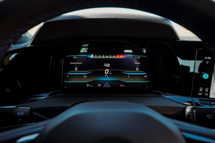 Riêng nội thất của Volkswagen Golf R 2022 có thiết kế giống với Golf GTI. Do đó, bên trong mẫu xe này cũng có bảng đồng hồ kỹ thuật số Digital Cockpit Pro với màn hình 10,25 inch tiêu chuẩn và màn hình thông tin giải trí dạng cảm ứng 10 inch. Thêm vào đó là một màn hình cảm ứng nữa dùng để chỉnh hệ thống đèn, tính năng sấy kính, điều hòa và các tính năng của hệ thống âm thanh. Màn hình hiển thị thông tin kính lái sẽ được trang bị tùy chọn cho xe.