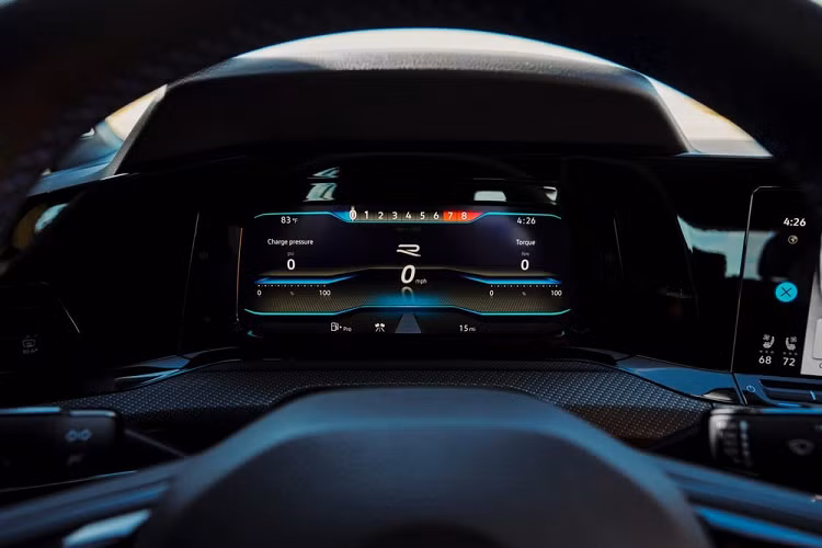 Riêng nội thất của Volkswagen Golf R 2022 có thiết kế giống với Golf GTI. Do đó, bên trong mẫu xe này cũng có bảng đồng hồ kỹ thuật số Digital Cockpit Pro với màn hình 10,25 inch tiêu chuẩn và màn hình thông tin giải trí dạng cảm ứng 10 inch. Thêm vào đó là một màn hình cảm ứng nữa dùng để chỉnh hệ thống đèn, tính năng sấy kính, điều hòa và các tính năng của hệ thống âm thanh. Màn hình hiển thị thông tin kính lái sẽ được trang bị tùy chọn cho xe.