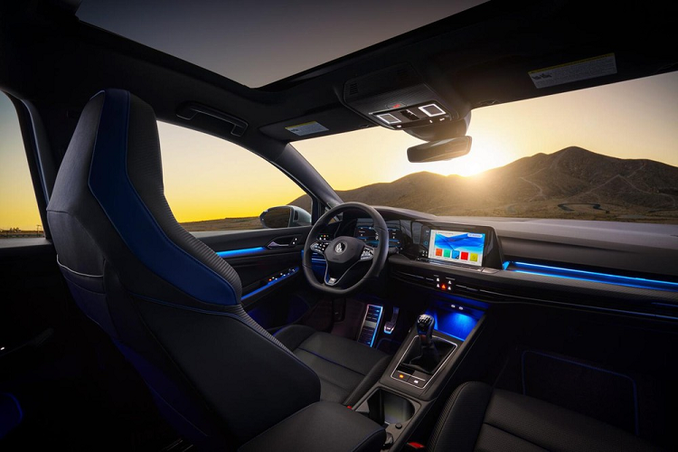 Cuối cùng là những trang bị an toàn tiêu chuẩn khá đầy đủ với hệ thống hỗ trợ lái bán tự động, cảnh báo va chạm phía trước, phanh khẩn cấp tự động tích hợp tính năng phát hiện người đi bộ/người đạp xe, phát hiện điểm mù chủ động, cảnh báo giao thông phía sau, kiểm soát hành trình thích ứng, hỗ trợ làn đường, hỗ trợ gọi cấp cứu, hệ thống đèn trước thích ứng, hỗ trợ đỗ xe với tính năng kiểm soát khoảng cách đỗ xe và hiển thị biển báo giao thông.