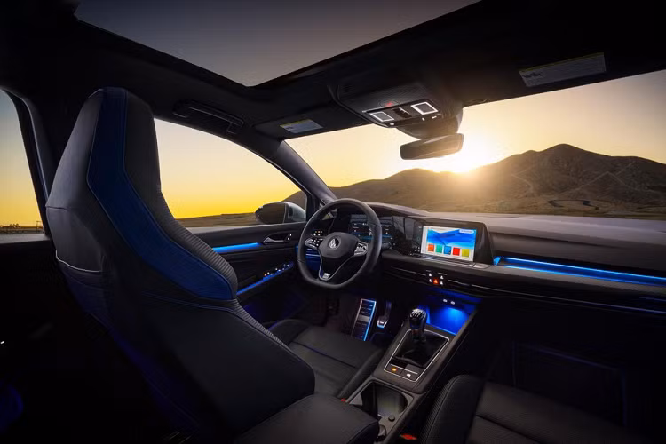 Cuối cùng là những trang bị an toàn tiêu chuẩn khá đầy đủ với hệ thống hỗ trợ lái bán tự động, cảnh báo va chạm phía trước, phanh khẩn cấp tự động tích hợp tính năng phát hiện người đi bộ/người đạp xe, phát hiện điểm mù chủ động, cảnh báo giao thông phía sau, kiểm soát hành trình thích ứng, hỗ trợ làn đường, hỗ trợ gọi cấp cứu, hệ thống đèn trước thích ứng, hỗ trợ đỗ xe với tính năng kiểm soát khoảng cách đỗ xe và hiển thị biển báo giao thông.