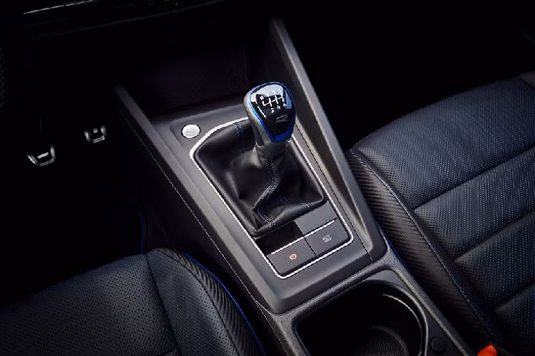 Tuy nhiên, trên Volkswagen Golf R 2022 số tự động ly hợp kép DSG 7 cấp, động cơ này tạo ra công suất tối đa 315 mã lực và mô-men xoắn cực đại 400 mã lực. Trong khi đó, Volkswagen Golf R 2022 bản số sàn 6 cấp sở hữu mô-men xoắn cực đại 380 Nm. So với đối thủ Honda Civic Type R có công suất tối đa 306 mã lực, mẫu xe này mạnh hơn một chút.