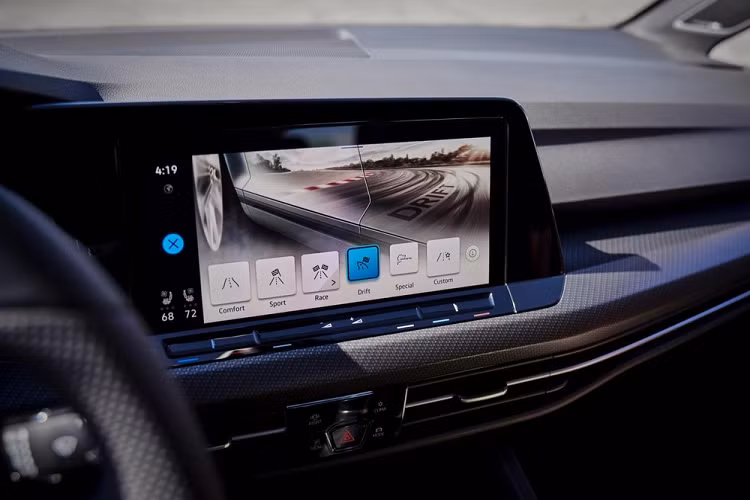 Những trang bị đáng chú ý khác của Volkswagen Golf R 2022 bao gồm ghế thể thao bọc da Nappa, sưởi ghế trước/ghế sau, ghế trước làm mát, hệ thống điều hòa tự động Climatronic Touch 3 vùng, hệ thống âm thanh Harman Kardon 480 W 9 loa, sạc điện thoại thông minh không dây và 4 cổng USB-C.