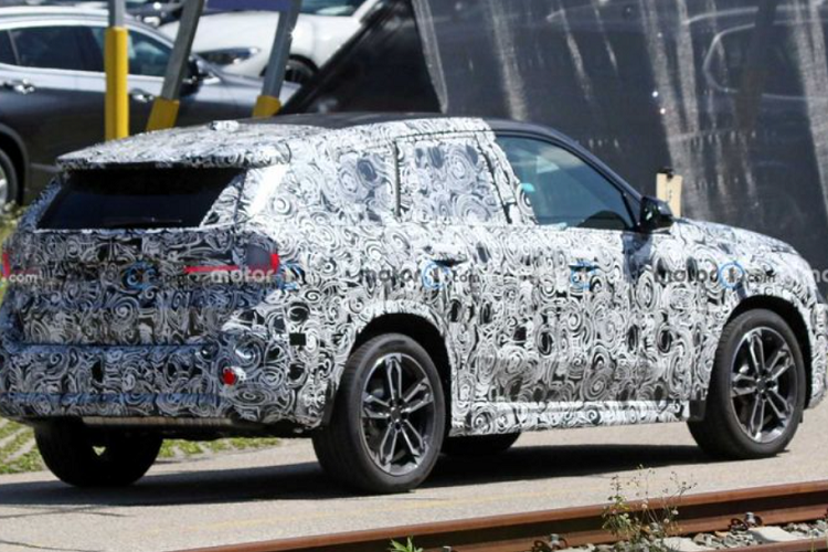 Theo các bức ảnh gián điệp, nguyên mẫu trong bài sử dụng động cơ đốt trong, khả năng cao là động cơ dầu diesel (dựa vào bố trí của ống xả). Dựa vào những bức ảnh đó, nhà thiết kế Magnus.Concept đã tạo ra bản dựng kỹ thuật số cho X1 2022.