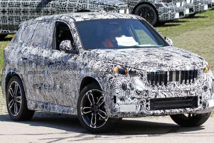 Tuy nhiên, điều khiến mọi người chú ý là lưới tản nhiệt quả thận kép trên BMW X1 2022 mới tiếp theo sẽ không tăng kích thước so với mẫu cũ, trong khi phần bên dưới của cản trước được thiết kế thể thao hơn - có thể đây là một chi tiết thuộc gói M Sport.