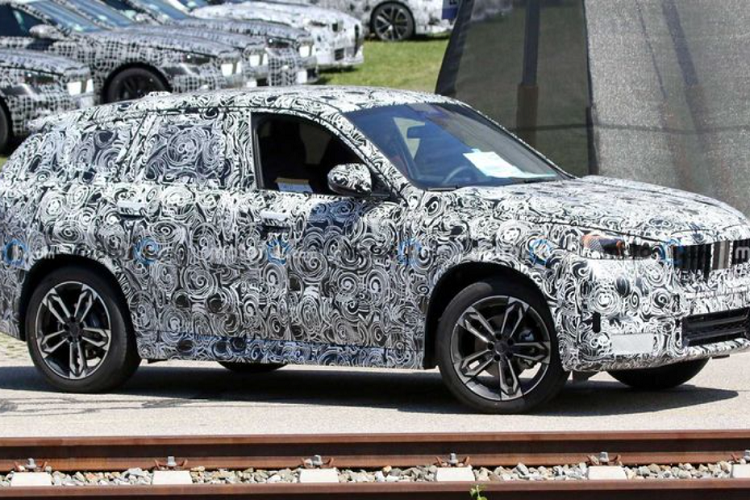 Giá xe BMW X1 2022 chưa được công bố, xe sẽ được ra mắt trong năm tới với các động cơ đốt trong truyền thống, hệ truyền động hybrid, plug-in hybrid và cả điện 100%. Hệ dẫn động cầu trước là trang bị mặc định trên X1 2022 trong khi hệ dẫn động 4 bánh là tùy chọn.