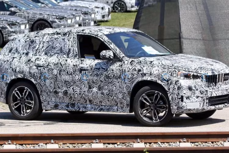 Giá xe BMW X1 2022 chưa được công bố, xe sẽ được ra mắt trong năm tới với các động cơ đốt trong truyền thống, hệ truyền động hybrid, plug-in hybrid và cả điện 100%. Hệ dẫn động cầu trước là trang bị mặc định trên X1 2022 trong khi hệ dẫn động 4 bánh là tùy chọn.