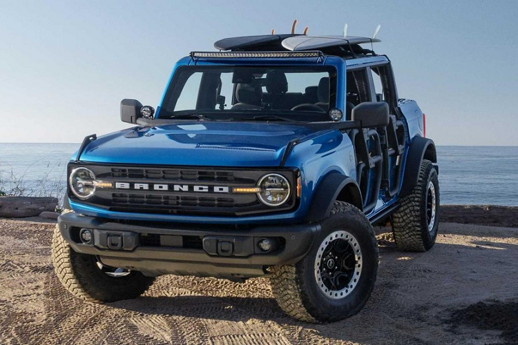 Ngay cả trước khi Ford Bronco hoàn toàn mới chính thức được tiết lộ, nhiều người đã biết rằng Ford có đủ loại phụ kiện được lên kế hoạch cho những khách hàng thích phiêu lưu. Hiện tại, khách hàng có thể tìm đến một trang chuyên biệt về các phụ kiện bổ sung của Bronco với hơn 200 mặt hàng hiện có sẵn, nhưng để khiến mọi người thấy hiểu rõ một số phụ kiện trông thực tế ra sao, Ford đã chế tạo một chiếc Bronco đặc biệt với chủ đề bãi biển có tên là Riptide