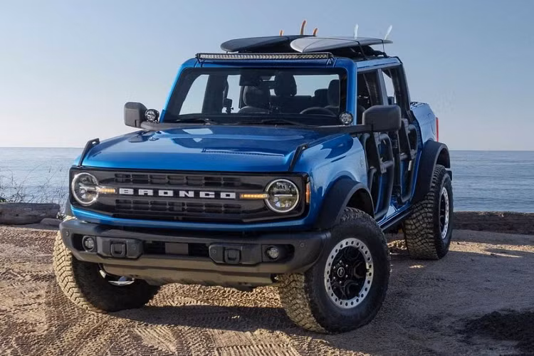 Ngay cả trước khi Ford Bronco hoàn toàn mới chính thức được tiết lộ, nhiều người đã biết rằng Ford có đủ loại phụ kiện được lên kế hoạch cho những khách hàng thích phiêu lưu. Hiện tại, khách hàng có thể tìm đến một trang chuyên biệt về các phụ kiện bổ sung của Bronco với hơn 200 mặt hàng hiện có sẵn, nhưng để khiến mọi người thấy hiểu rõ một số phụ kiện trông thực tế ra sao, Ford đã chế tạo một chiếc Bronco đặc biệt với chủ đề bãi biển có tên là Riptide