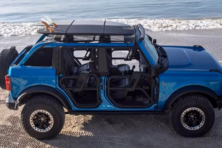 Bên dưới nắp capô của mẫu xe SUV Ford Bronco Riptide 2021 vẫn là khối động cơ tăng áp EcoBoost 4 xi-lanh dung tích 2.7 lít, hoạt động phối hợp một hộp số 10 cấp. Những người mua Ford Bronco cảm thấy thích những gì họ thấy ở đây có thể dễ dàng tìm đến danh mục phụ kiện của nhà sản xuất và tùy ý lựa chọn để có một chiếc Riptide của mình. 