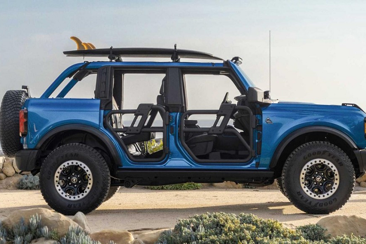 Nó dựa trên một chiếc Bronco 4 cửa đời 2021 với gói trang bị Sasquatch, nhưng tiếc rằng nó không phải là một phiên bản mới mà bạn có thể mua. Ford Bronco Riptide 2021 mới là một mẫu concept, nhưng nếu bạn thích thú một cuộc phiêu lưu lướt sóng ngoài trời, bạn có thể mua các phụ kiện để tạo nên chiếc Riptide của riêng mình nếu bạn muốn.