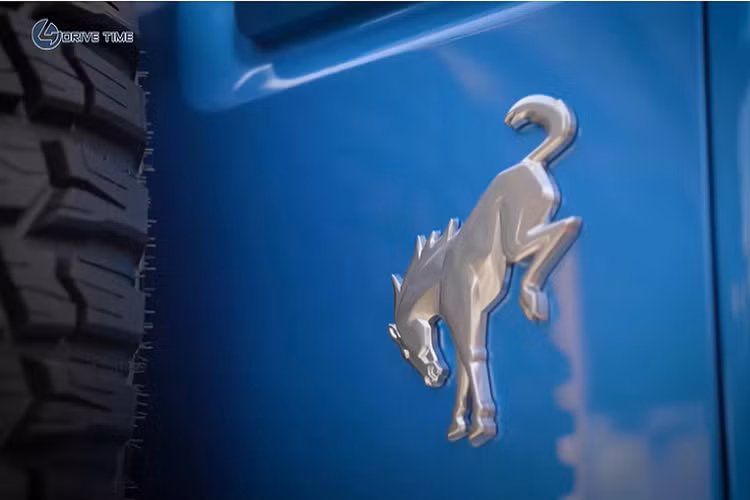 Những người hâm mộ cuồng nhiệt Bronco sẽ nhận thấy tấm cản trước trông hơi khác một chút, nhưng Ford cho biết đó mới chỉ là nguyên mẫu thử nghiệm.