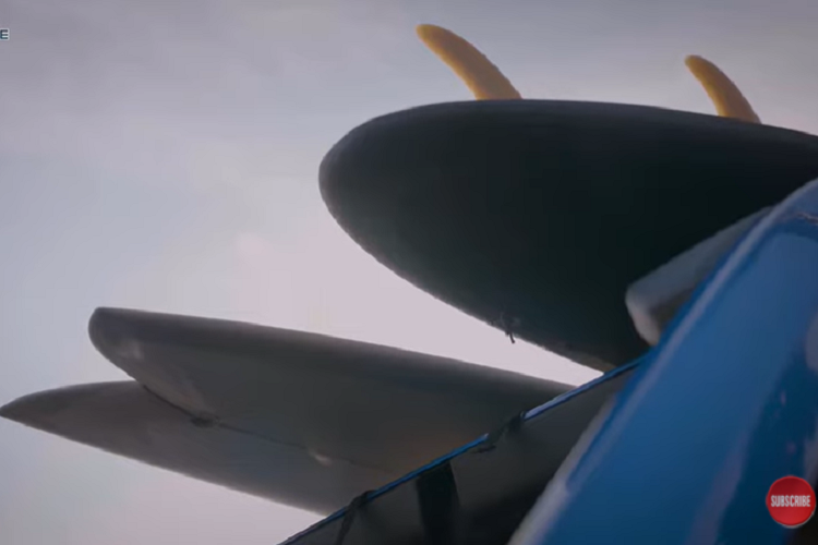 Các trang bị ngoại thất đáng lưu ý khác bao gồm lốp xe đi địa hình bùn cỡ 35 inch bọc ngoài la-zăng sản xuất nhà máy cỡ 17 inch được trang bị vòng beadlock Ford Performance, khóa điện tử Dana trục trước và sau, và hệ thống treo có khoảng sáng gầm cao với giảm xóc Bilstein.