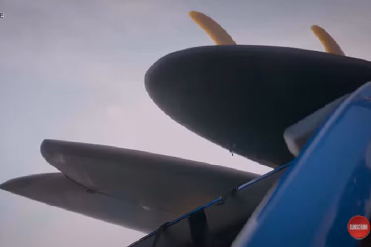 Các trang bị ngoại thất đáng lưu ý khác bao gồm lốp xe đi địa hình bùn cỡ 35 inch bọc ngoài la-zăng sản xuất nhà máy cỡ 17 inch được trang bị vòng beadlock Ford Performance, khóa điện tử Dana trục trước và sau, và hệ thống treo có khoảng sáng gầm cao với giảm xóc Bilstein.