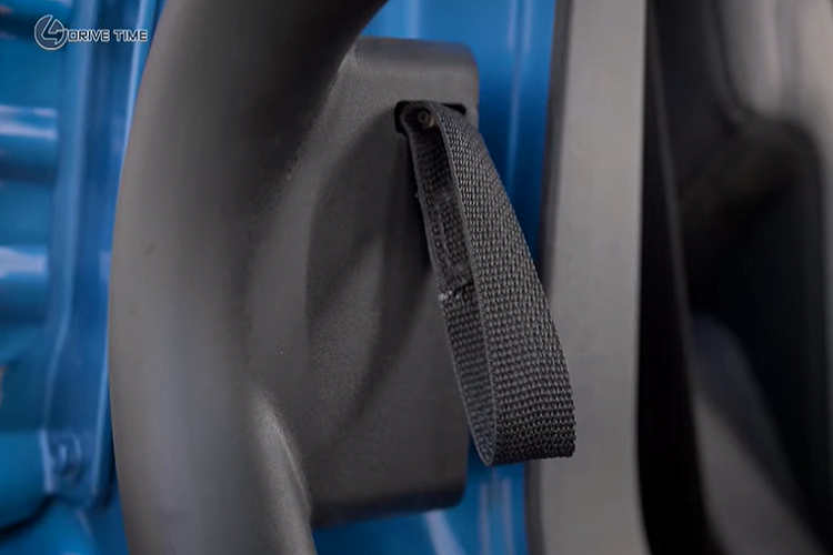 Ford đã trang bị cho chiếc Bronco này với nóc Bimini, giá để xe đạp Yakima, một thanh đèn LED Rigid, đèn off-road gắn trên gương, và dĩ nhiên là các cửa dạng ống phong cách.