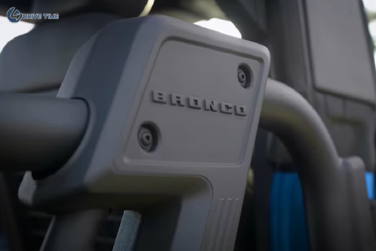 Nội thất có ghế ngồi được trang trí bằng nhựa vinyl cấp độ hàng hải với màu Đen Onyx và Xám Dark Space. Ngoài ra, cabin còn có sàn cao su giúp việc lau rửa trở nên cực kỳ dễ dàng sau một ngày ở bãi biển.