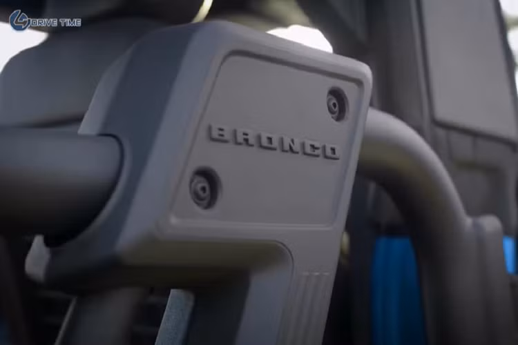 Nội thất có ghế ngồi được trang trí bằng nhựa vinyl cấp độ hàng hải với màu Đen Onyx và Xám Dark Space. Ngoài ra, cabin còn có sàn cao su giúp việc lau rửa trở nên cực kỳ dễ dàng sau một ngày ở bãi biển.