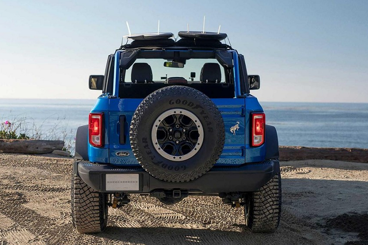 "Nhờ có thiết kế mô-đun của Bronco, chúng tôi đã có thể trang bị cho chiếc xe những phụ kiện phiêu lưu để mang lại sự tự do và tính linh hoạt," Missy Coolsaet, nhà thiết kế màu sắc và chất liệu của Bronco, giải thích. "Cho dù đi đến vùng núi hay dọc theo bờ biển California, Bronco Riptide sẵn sàng cho cuộc phiêu lưu." 