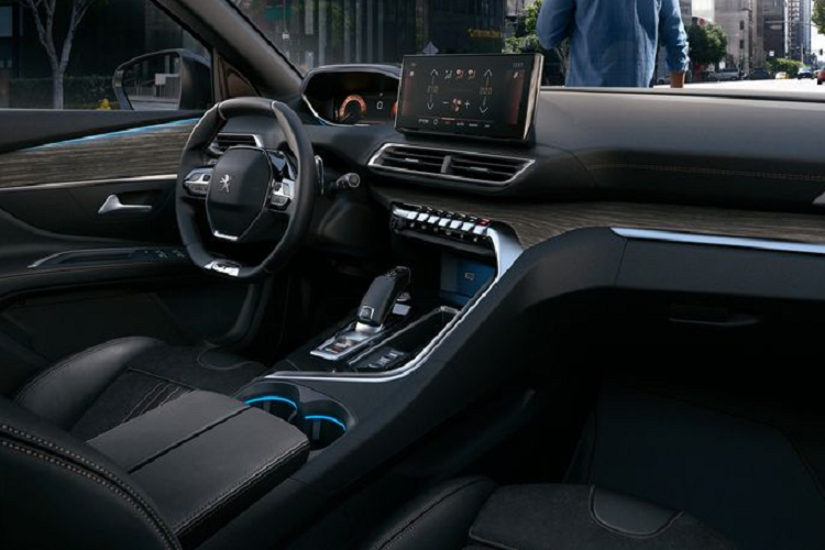 Đối với nội thất, cả hai mẫu xe đều được trang bị màn hình trung tâm 10 inch đặt nổi, hỗ trợ Apple CarPlay/Android Auto, lớn hơn so với màn hình 8 inch trên 3008 và 5008 2020.