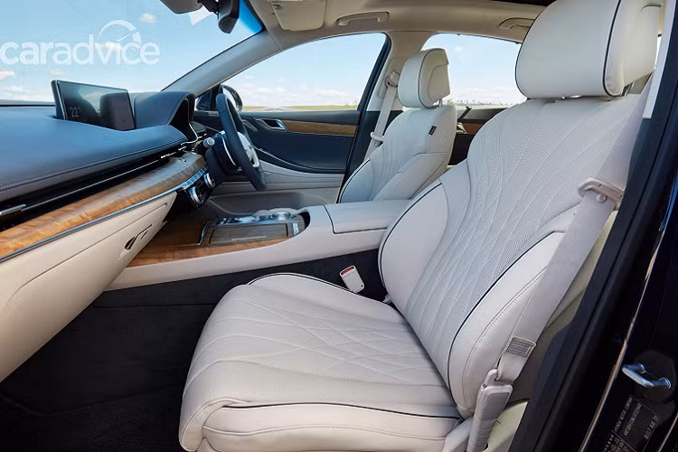 Tất cả phiên bản của G80 đời 2021 được bán tại Australia đều có sẵn gói Luxury, bao gồm nội thất được bọc da Nappa, cụm đồng hồ tốc độ điện tử 12,3 inch, điều hòa khí hậu 3 vùng, ghế lái chỉnh điện 18 hướng tích hợp chức năng massage và hệ thống đèn chiếu sáng dạng ma trận.