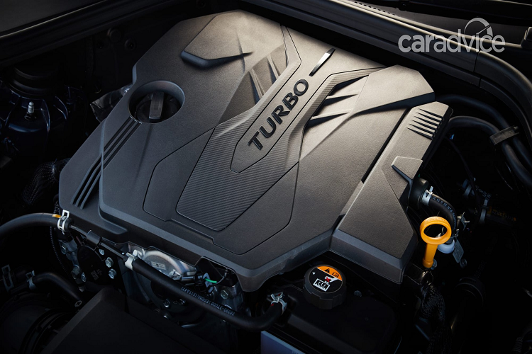 Ngoài ra, G80 còn có 2 tùy chọn động cơ xăng gồm 2.5T (300 mã lực, 422 Nm) và 3.5T (375 mã lực, 530 Nm). Cả 2 động cơ đi kèm hộp số tự động 8 cấp.