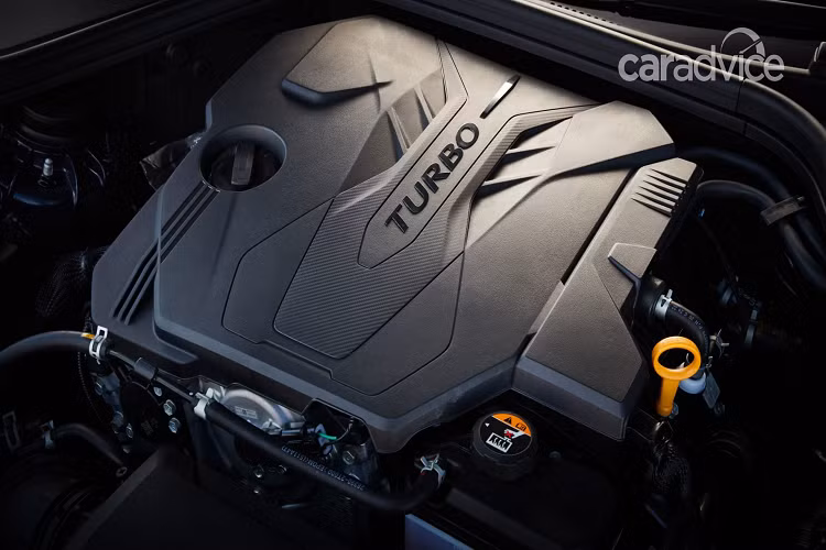 Ngoài ra, G80 còn có 2 tùy chọn động cơ xăng gồm 2.5T (300 mã lực, 422 Nm) và 3.5T (375 mã lực, 530 Nm). Cả 2 động cơ đi kèm hộp số tự động 8 cấp.