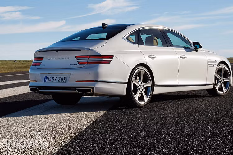 Theo Genesis, động cơ diesel Genesis G80 được khắc phục tình trạng ồn và rung. Các xy-lanh làm bằng nhôm cũng giúp động cơ nhẹ hơn. Tình trạng trễ turbo trên động cơ này cũng được cải thiện, đi kèm mức tiêu hao nhiên liệu khoảng 6,6 lít/100 km.