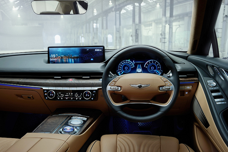 Về trang bị, Genesis G80 2.5T được trang bị bộ mâm hợp kim 19 inch, đi kèm là lốp Michelin Pilot Sport 4. Bên trong khoang lái, mẫu sedan này có cửa sổ trời toàn cảnh, đề nổ bằng nút bấm, màn hình giải trí 14,5 inch.