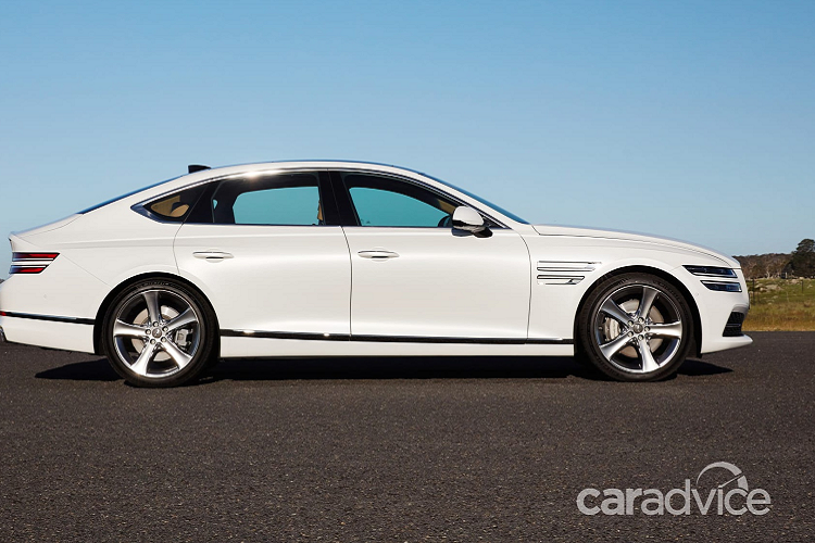 Đối thủ của Mercedes-Benz E-Class và BMW 5-Series có thêm động cơ diesel tăng áp 2.2L, sản sinh công suất 206 mã lực tại 3.800 vòng/phút và mô-men xoắn 442 Nm tại 1.750-2.750 vòng/phút.