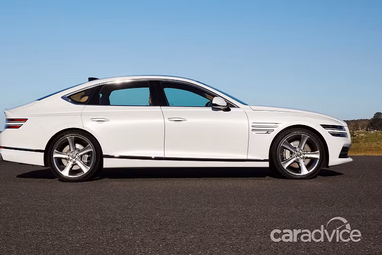 Đối thủ của Mercedes-Benz E-Class và BMW 5-Series có thêm động cơ diesel tăng áp 2.2L, sản sinh công suất 206 mã lực tại 3.800 vòng/phút và mô-men xoắn 442 Nm tại 1.750-2.750 vòng/phút.