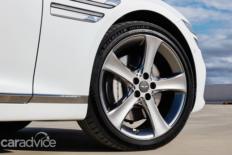 Genesis cung cấp cho G80 3.5T hệ thống treo thích ứng Genesis Adaptive Control Suspension với công nghệ Road Preview. Phiên bản này được trang bị sẵn bộ mâm 20 inch.