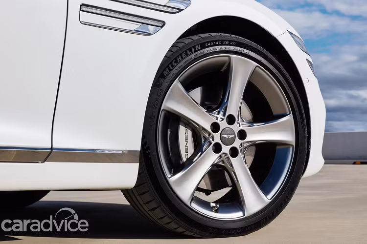 Genesis cung cấp cho G80 3.5T hệ thống treo thích ứng Genesis Adaptive Control Suspension với công nghệ Road Preview. Phiên bản này được trang bị sẵn bộ mâm 20 inch.