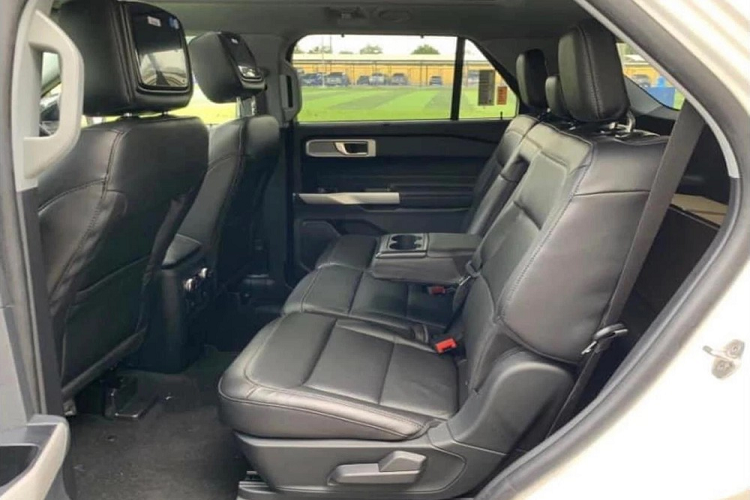 Nội thất bên trong cũng có thiết kế mới hiện đại hơn nhưng đáng tiếc rằng màn hình trung tâm chỉ là loại 8 inch đi kèm hệ thống giải trí SYNC 3 và đặt nổi chứ không phải là loại 10,1 inch đặt dọc như trên bản cao cấp ở thị trường quốc tế, bù lại màn hình đa thông tin phía sau vô lăng sẽ có màn hình đa thông tin mới có kích cỡ lớn hơn đời cũ.