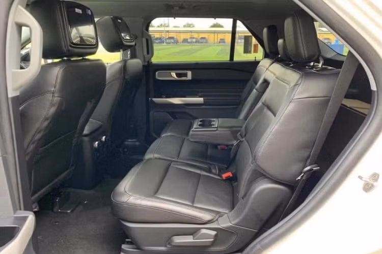 Nội thất bên trong cũng có thiết kế mới hiện đại hơn nhưng đáng tiếc rằng màn hình trung tâm chỉ là loại 8 inch đi kèm hệ thống giải trí SYNC 3 và đặt nổi chứ không phải là loại 10,1 inch đặt dọc như trên bản cao cấp ở thị trường quốc tế, bù lại màn hình đa thông tin phía sau vô lăng sẽ có màn hình đa thông tin mới có kích cỡ lớn hơn đời cũ.